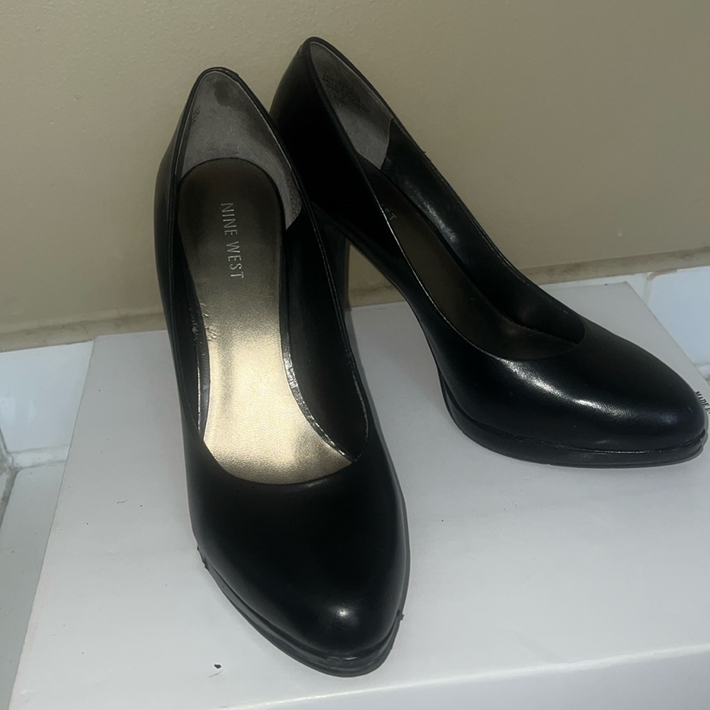 Nine West black leather pumps size 7.5
